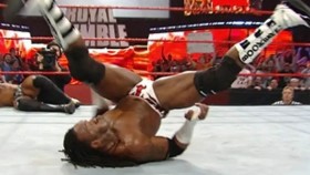 Booker T se rozhodl ignorovat zákaz používat Spinaroonie ve WWE