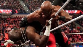 Bobby Lashley a Omos budou mít zápas v kleci