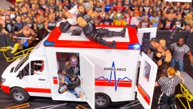 Matka tří dětí tvrdí, že hračka WWE Slambulance není vhodná pro děti