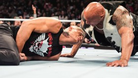 Vulgární vzkaz The Rocka pro své soupeře na WM 40, Menší botch Romana Reignse v RAW