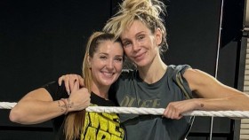 Charlotte Flair trénuje spolu s NXT wrestlerkou. Její návrat do ringu se blíží