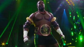 Nezastavitelný Oba Femi se zapsal do historie WWE