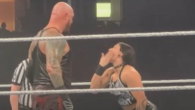 Rhea Ripley provokovala na WWE Live Eventu Gallowse, aby ji uhodil (Video v článku)