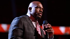 Titus O'Neil se dostal mezi trendy poté, co v show RAW označil WWE za „bezpečné útočiště”