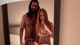 Internetem koluje pikantní fotografie Becky Lynch a Setha Rollinse