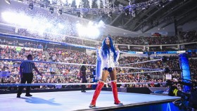 Sasha Banks se objevila v zákulisí WWE, Rhea Ripley si vystřelila z fanouška