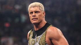 SPOILER: Cody Rhodes zachránil WWE Hall of Famera před piledriverem od Kevina Owense