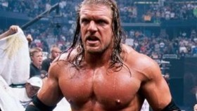 WWE donutila čtyři wrestlery ostříhat si vlasy kvůli Triple Hovi