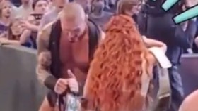 Fanoušci zachytili vzácný okamžik, jak si Randy Orton a Becky Lynch vyjádřili respekt v show RAW