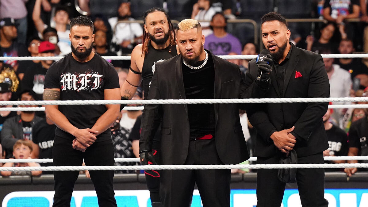 Tama Tonga měl ve SmackDownu tričko, které se až příliš podobá na logo TOP hvězdy AEW