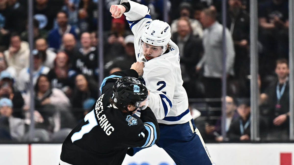 Simon Benoit předvedl v zápase NHL chvat Romana Reignse